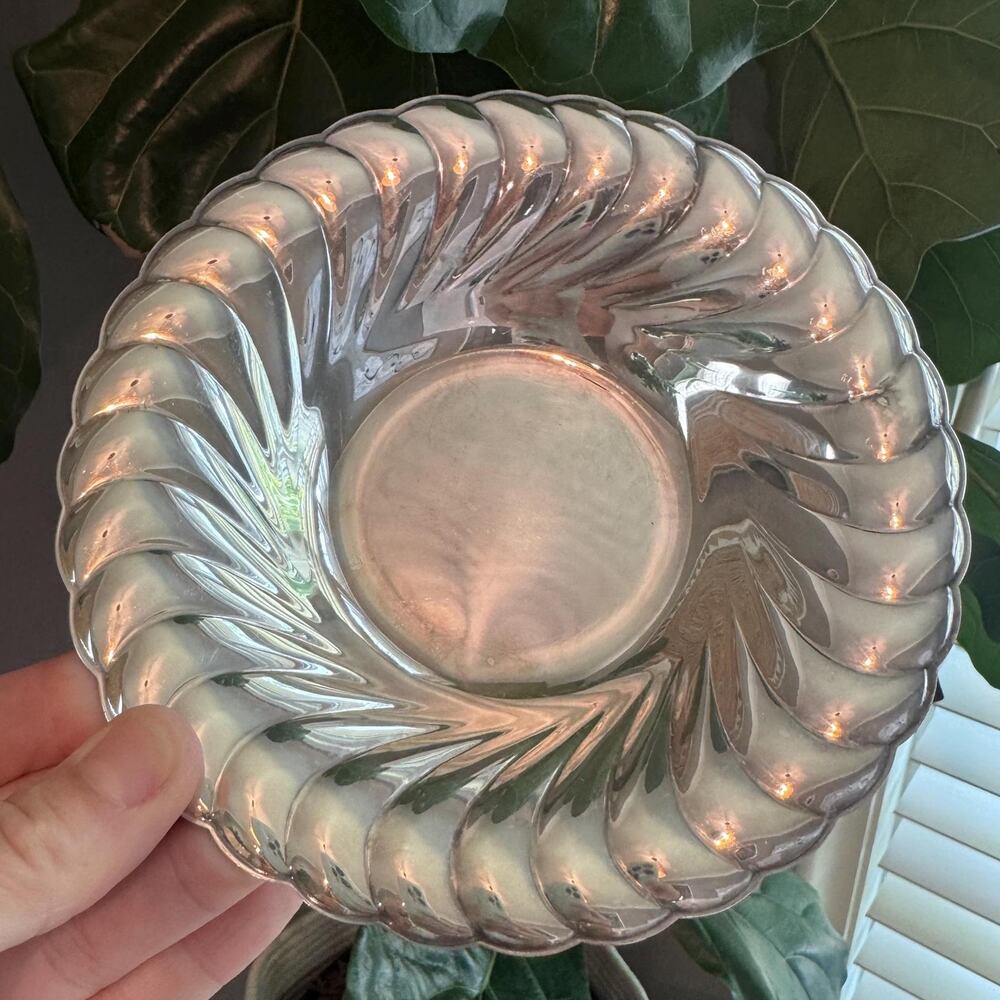 Vintage Wm Rogers Silver-Plated Scalloped Vanity Bowl Tray 6"